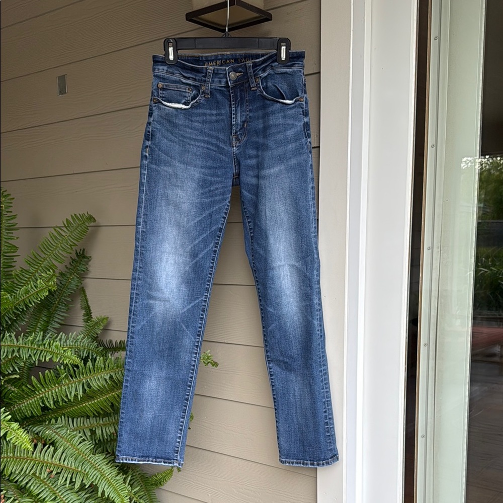 American Eagle Outfitters medium wash relaxed straight jeans - size 28/32